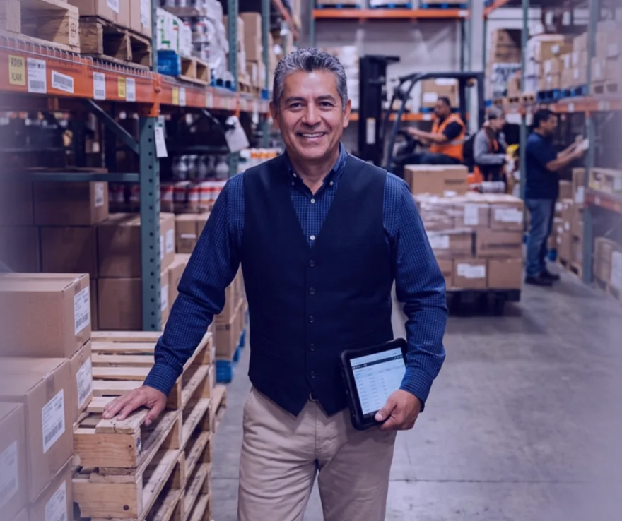 Dueño de negocio revisando la operación de su tienda de retail